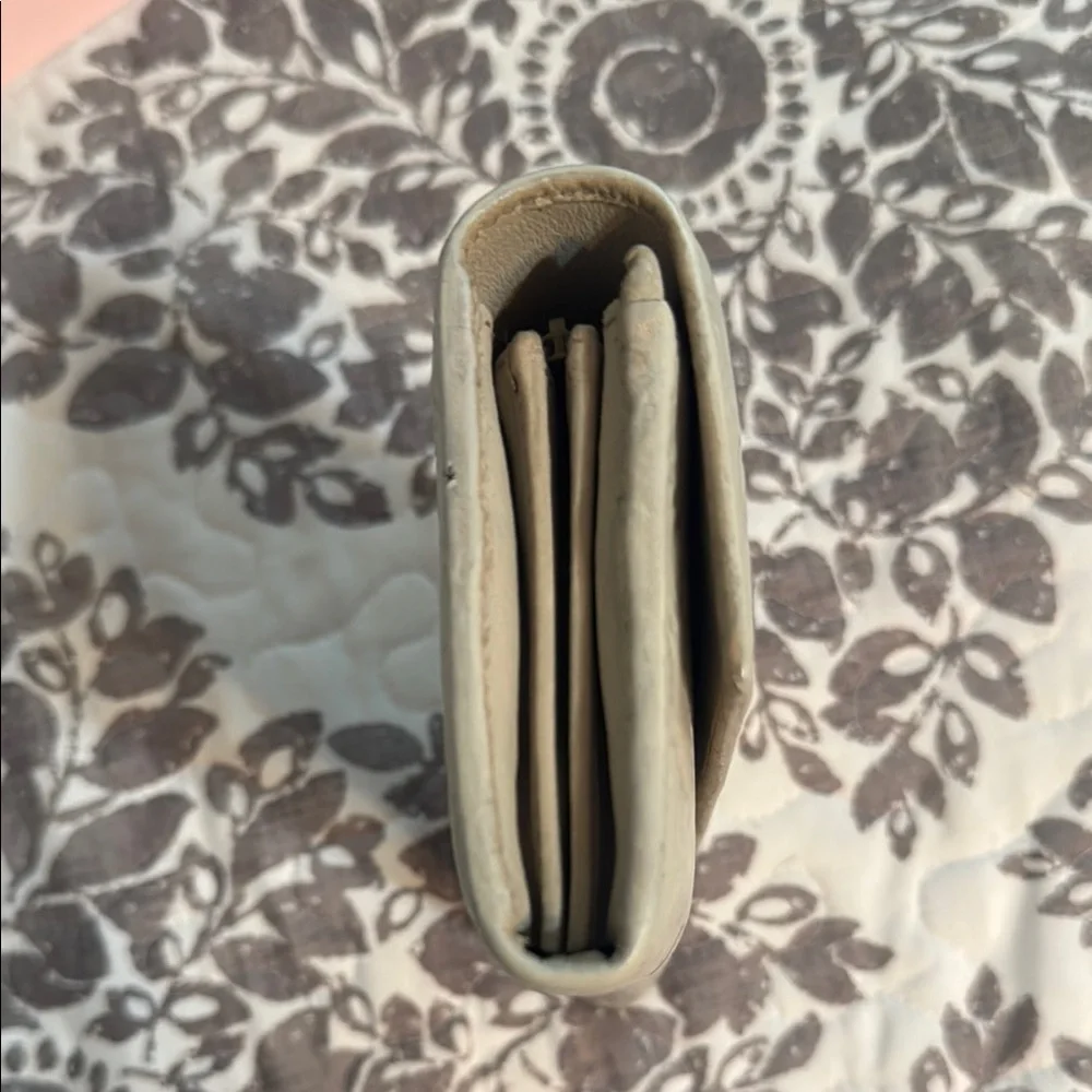 Gucci Guccissima Cream Leather Wallet with Gold GG Accent - Picture 4 of 10
